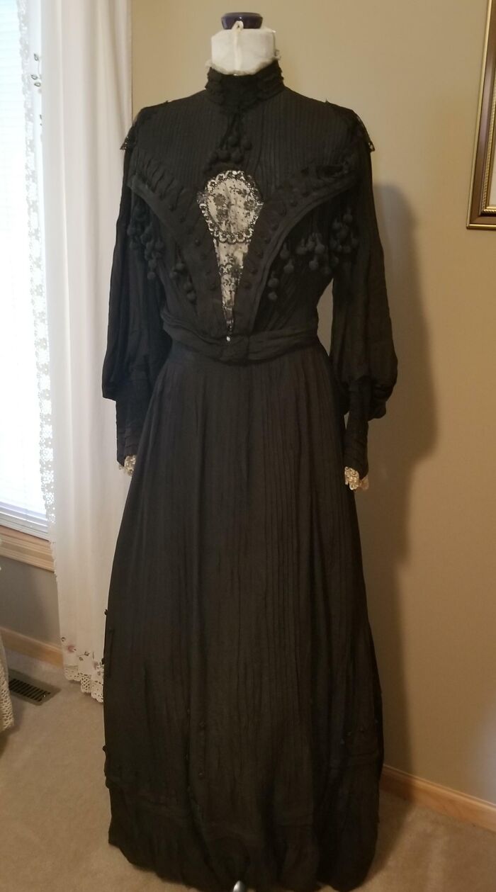 Vestido vintage negro en maniquí, mostrando comparaciones increíbles con nueva perspectiva temporal.