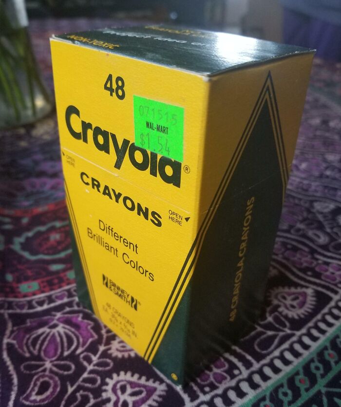 Caja de crayones Crayola con 48 colores brillantes mostrando comparaciones increíbles en perspectiva temporal.