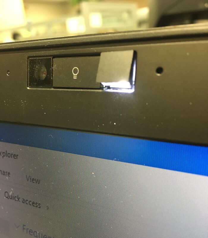 Cámara de laptop con cubierta deslizable, detalle de tecnología en comparaciones mostrando perspectiva temporal.