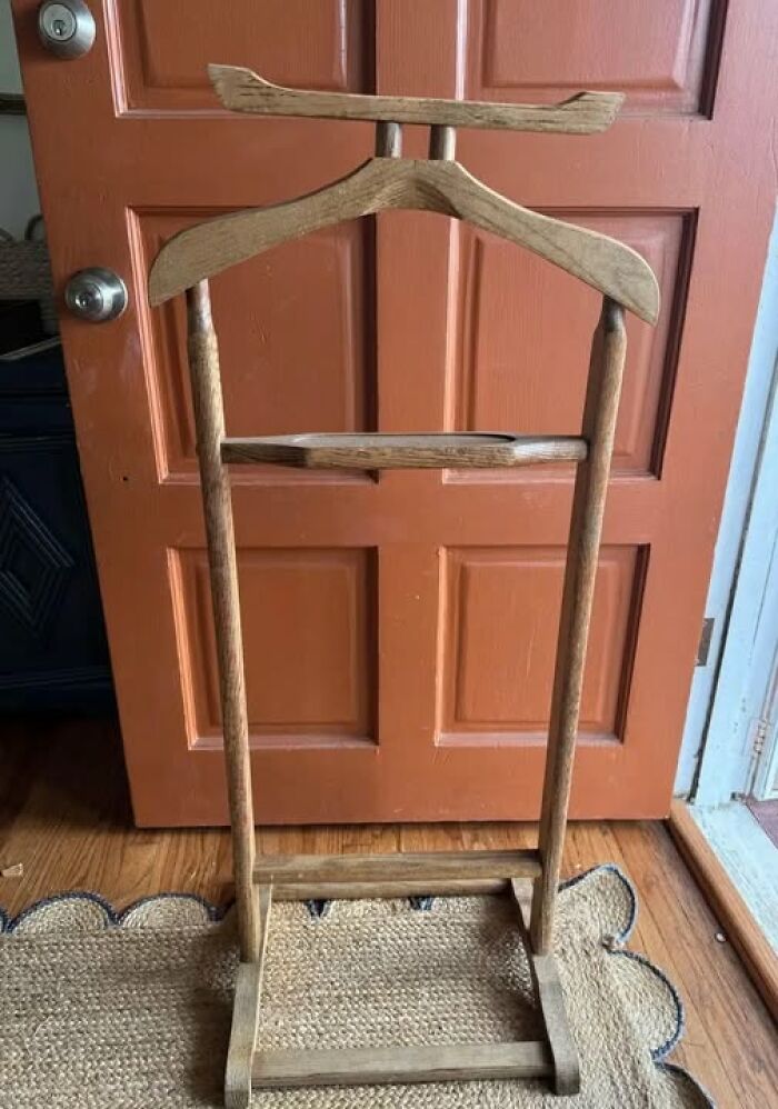 Soporte de madera para ropa encontrado en casas olvidadas o abandonadas, mostrando un descubrimiento curioso y vintage.