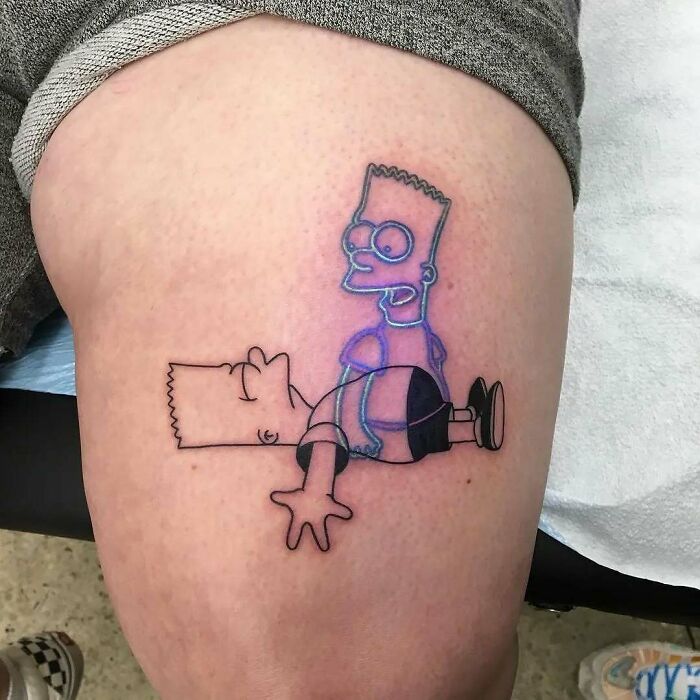 Tatuaje creativo de Bart Simpson en el muslo con diseño que combina dibujo lineal y colores vibrantes, muestra tatuajes originales y graciosos.