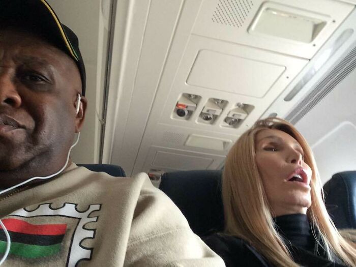Hombres sentados en avión con expresión facial que parece otra cosa, ejemplo de objetos interesantes que parecen otras cosas.