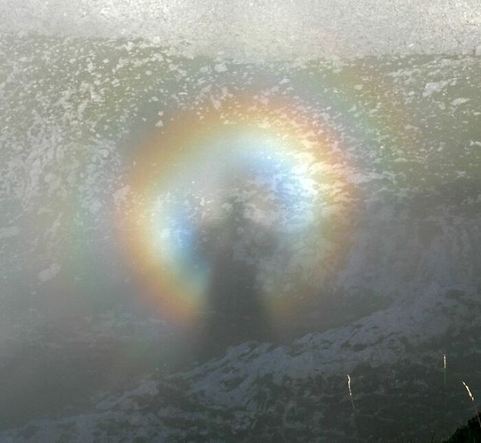 Espectro de Brocken con arcoíris y sombra sobre un paisaje montañoso, imagen curiosa desde otra perspectiva.