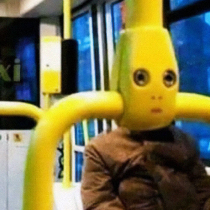 Persona con disfraz amarillo extraño sentada en transporte público, imagen de personas que menos mal que hicieron una foto.