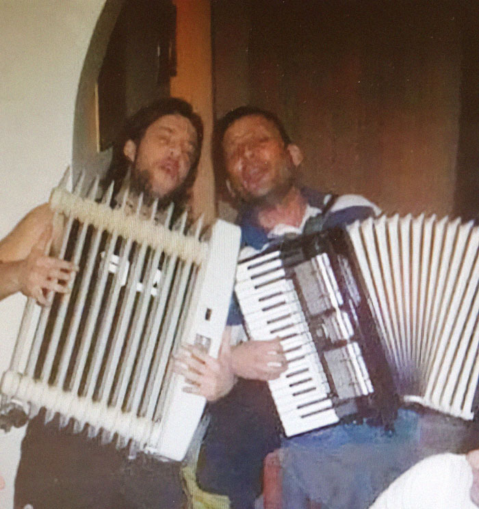 Dos personas tocando instrumentos musicales inusuales, capturando un momento único que nadie habría creído sin foto.