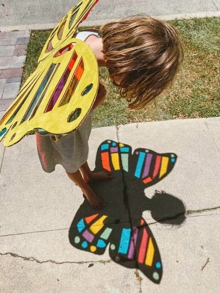 Niña con alas de mariposa cuyas sombras proyectan colores brillantes, una foto que nadie habría creído sin evidencia visual.