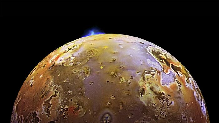 Imagen de un fenómeno espacial con colores vibrantes y texturas interesantes sobre un planeta en el espacio.