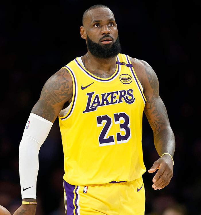 Jugador de baloncesto de Los Lakers con camiseta amarilla y el número 23 durante momentos incómodos en la Gala Met 2025.