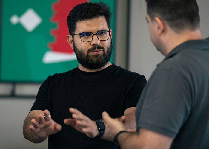 Hombre con gafas y barba compartiendo consejos vitales del personal sanitario y de emergencias en conversación seria.