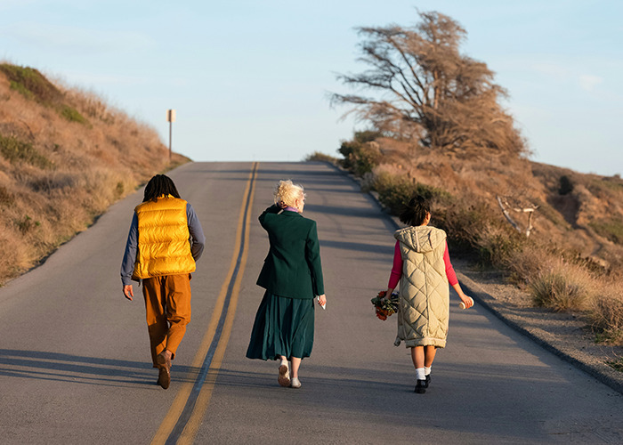 Tres personas caminando por una carretera al atardecer, representando consejos vitales de personal sanitario y de emergencias.