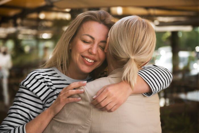 Dos mujeres abrazándose con alegría, mostrando trucos vitales muy útiles en su día a día.