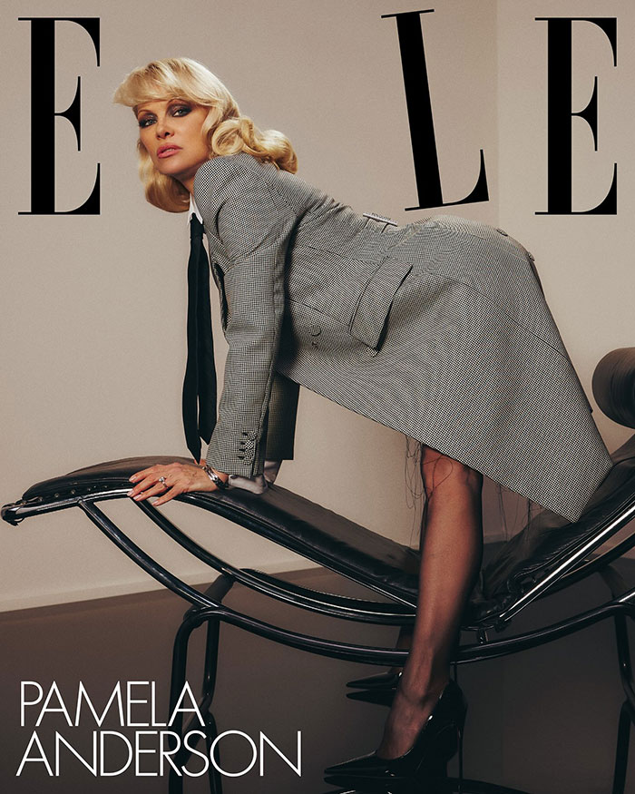 Pamela Anderson posa con estilo glamuroso de los 90 usando maquillaje y traje vintage en portada de revista ELLE.