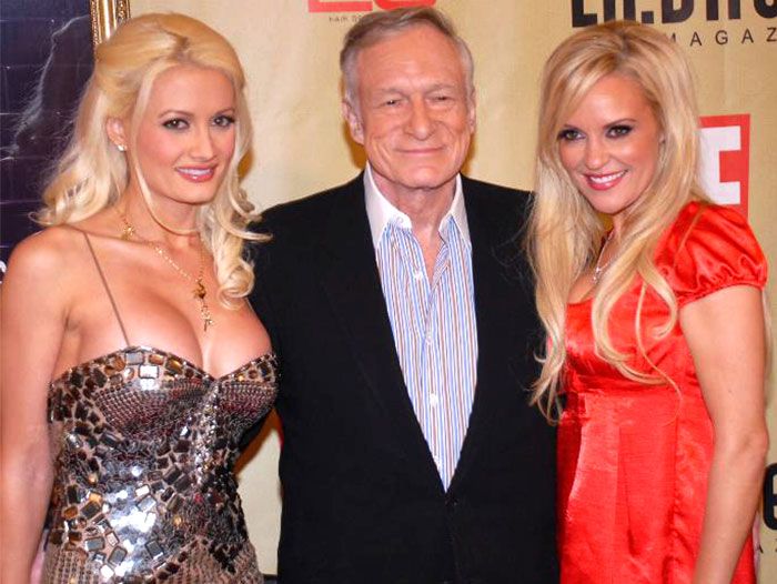 Hombre mayor con dos mujeres rubias en evento, representación de celebridades problemáticas y seres humanos horribles.