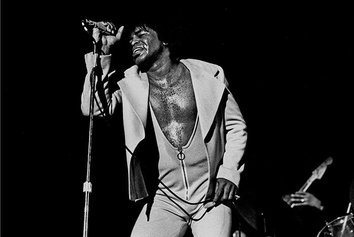 Cantante famoso en una actuación en vivo, representando a celebridades problemáticas y seres humanos difíciles en la historia.