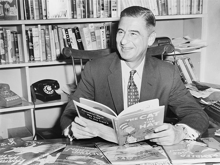 Hombre leyendo libros infantiles, ejemplo de celebridad problemática y ser humano difícil olvidado en historia.