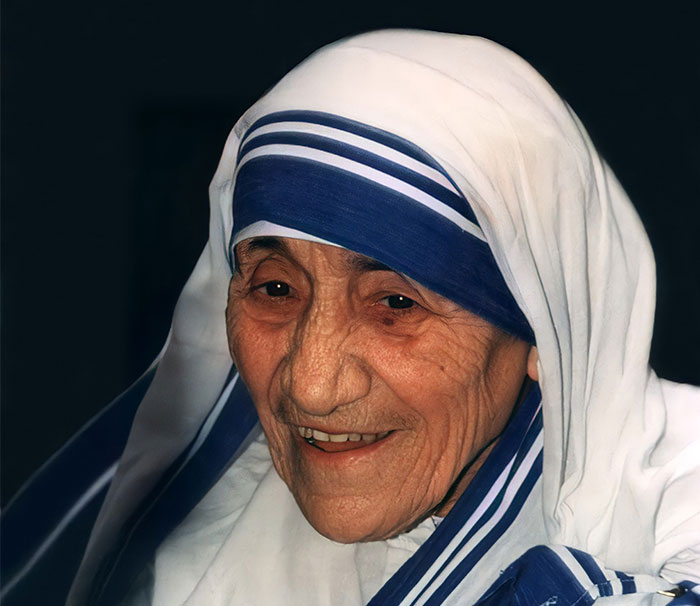 Retrato de una mujer mayor con hábito blanco y azul, relacionado con celebridades problemáticas y seres humanos horribles.