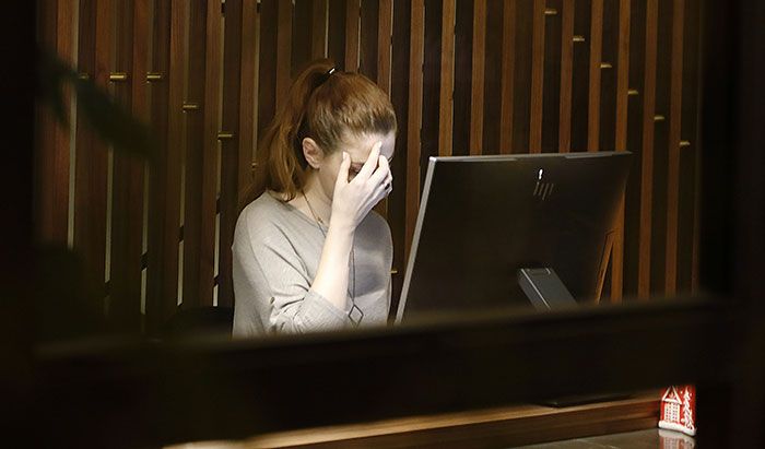 Mujer preocupada frente a una computadora, mostrando señales de infidelidad que muchas personas pasaron por alto.