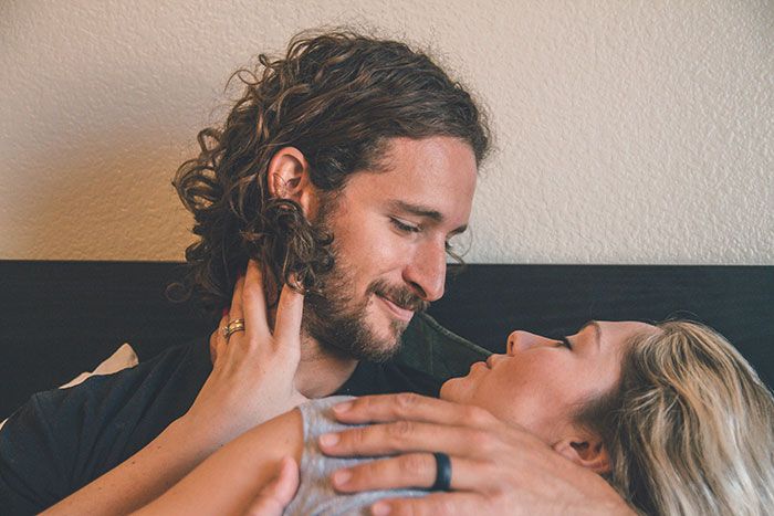 Pareja joven abrazándose con cariño, representando señales de infidelidad que la gente suele pasar por alto.