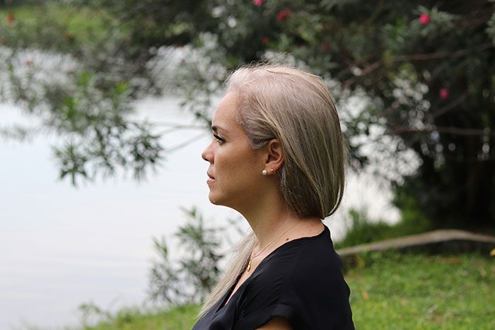 Mujer pensativa mirando al horizonte, símbolo de señales de infidelidad y emociones pasadas por alto en relaciones.