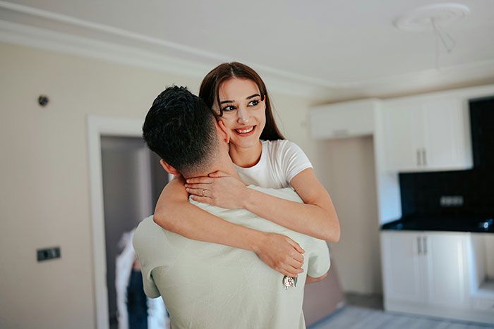 Pareja abrazándose en casa, imagen que representa señales de infidelidad que muchas personas pasan por alto.