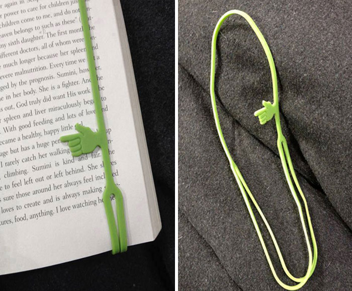 Marcapáginas elástico con diseño de mano verde como solución genial para problemas habituales de lectura.