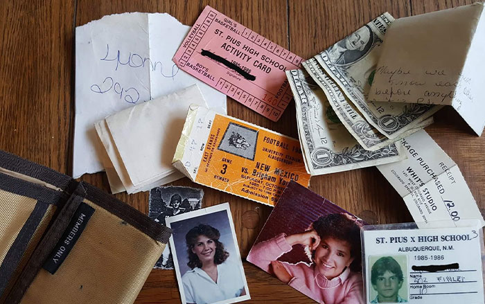Colección de objetos antiguos con fotografías, entradas y dinero que muestran comparaciones increíbles desde otra perspectiva temporal.