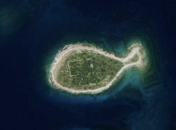 Isla vista desde Google Earth con forma inusual, ejemplo de lugares misteriosos encontrados en mapas satelitales.