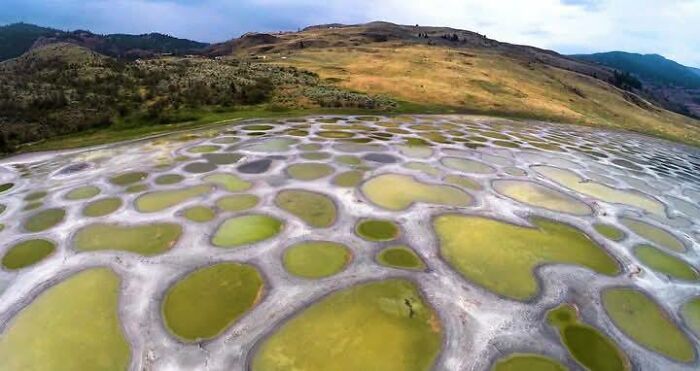Lugares misteriosos y raros con formaciones circulares en un paisaje natural vistos desde Google Earth