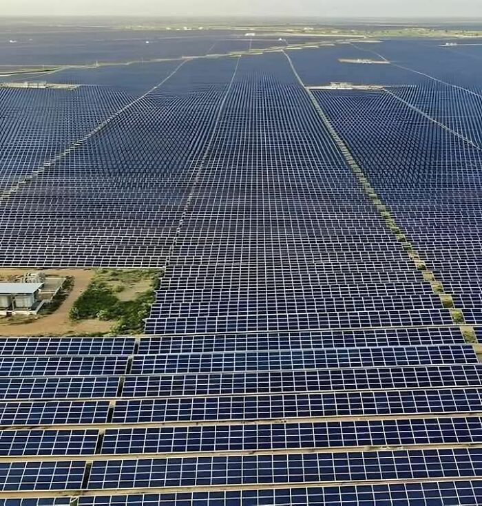 Extenso campo de paneles solares visto desde Google Earth, uno de los lugares misteriosos y raros descubiertos desde el aire.