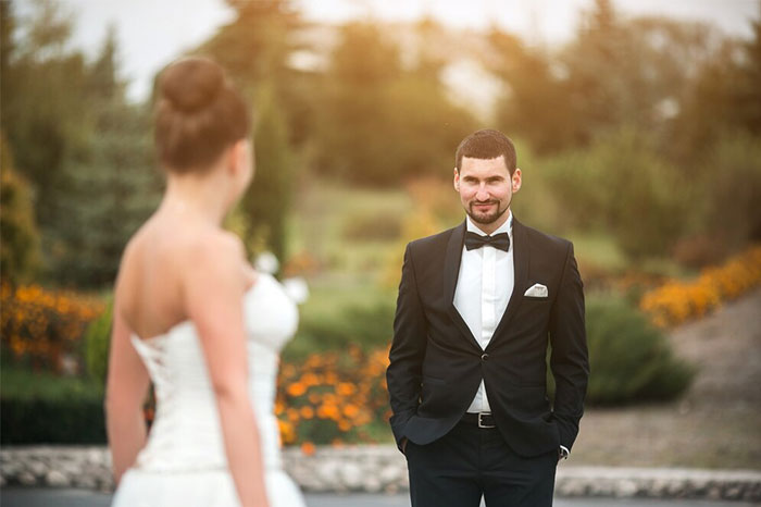Novia y novio vestidos para boda al aire libre, capturando momentos únicos en historias sobre bodas que fueron de mal en peor.