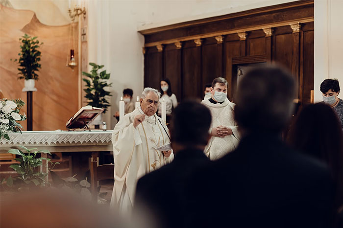 Sacerdote oficiando una boda en iglesia con invitados y ceremonia que muestra bodas que fueron de mal en peor.