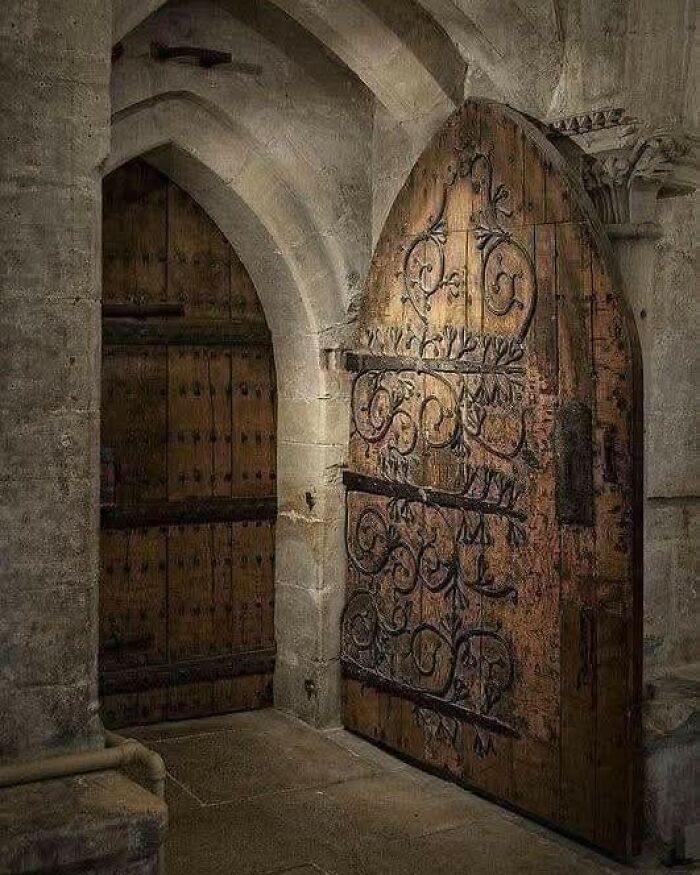 Puerta arqueológica medieval de madera con detalles de hierro en un sitio histórico de increíbles descubrimientos arqueológicos.