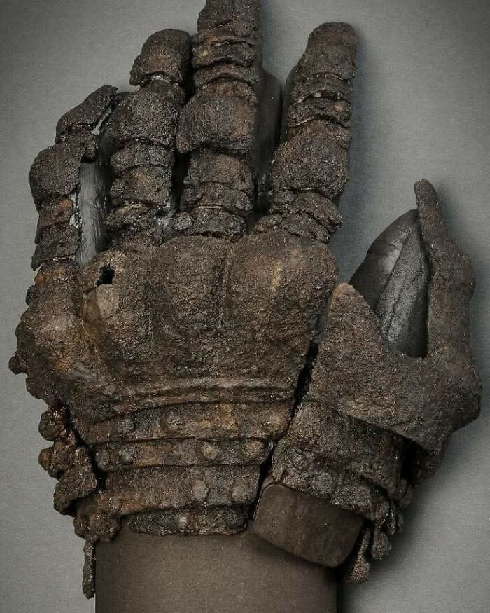 Guante de armadura medieval oxidada, uno de los increíbles descubrimientos arqueológicos que revela la historia y cultura antiguas.
