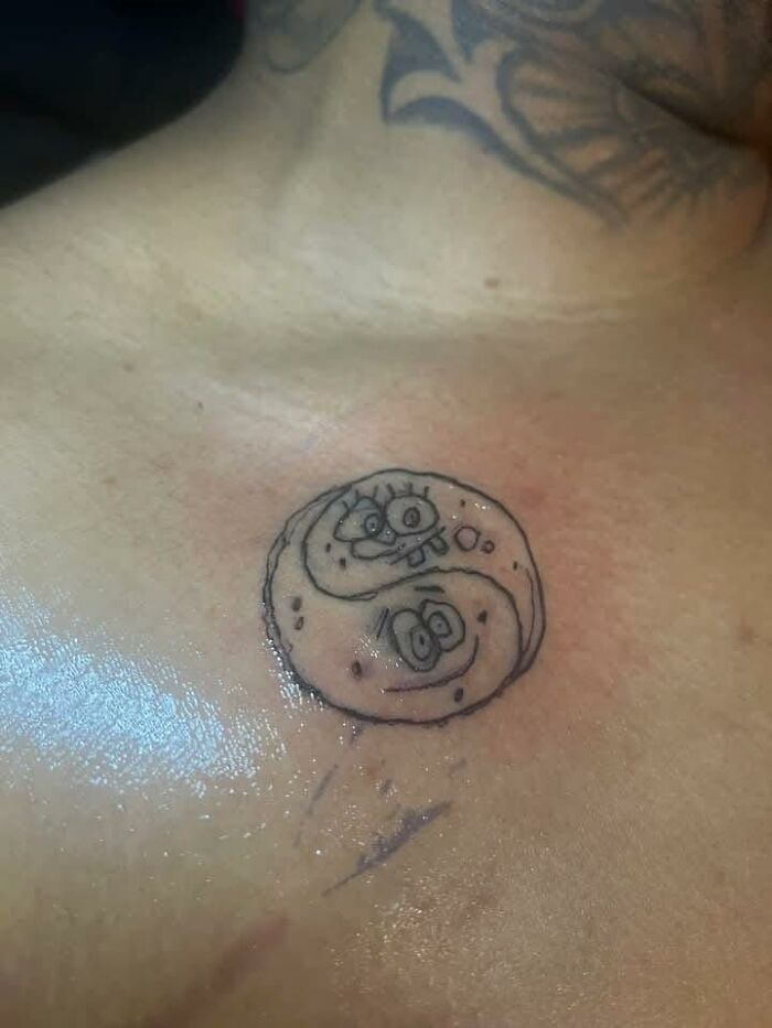 Tatuaje reciente en el pecho con diseño interpretado de forma confusa, ejemplo de tatuajes horribles y errores difíciles de borrar.