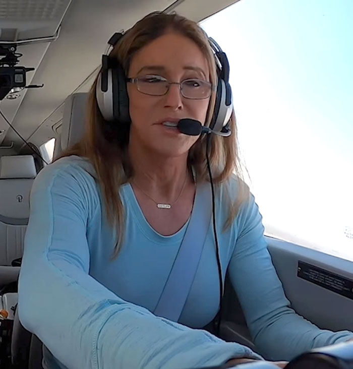 Mujer celebridad usando auriculares con micrófono pilotando una avioneta, noticia sobre celebridades que hicieron algo horrible.