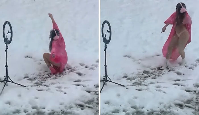 Influencer vergonzosa posando en la nieve con abrigo rosa y auriculares junto a aro de luz durante sesión fotográfica.