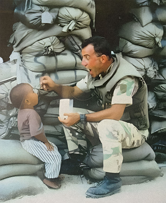 Soldado alimentando a un niño pequeño frente a sacos en una escena de fotos históricas curiosas del pasado inédito.