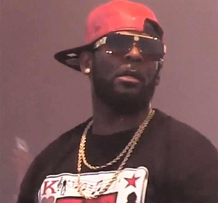 Hombre con gorra roja y gafas oscuras, representando celebridades que hicieron algo horrible pero la gente lo olvidó.