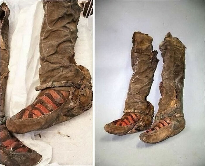 Botas antiguas encontradas en un sitio arqueológico, mostrando detalles sorprendentes de descubrimientos arqueológicos educativos.