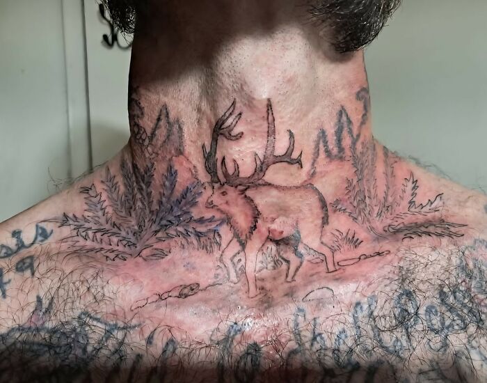 Tatuaje con diseño de ciervo en el cuello y pecho con detalles poco definidos entre tatuajes horribles visibles.