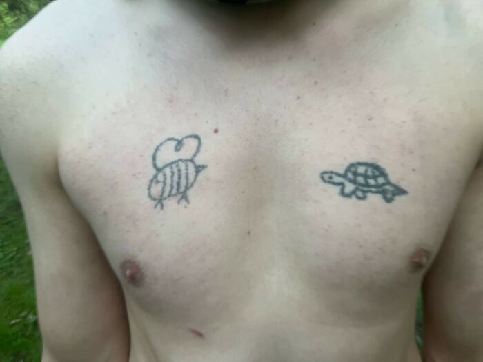 Tatuajes horribles de una abeja y una tortuga en el pecho que muestran errores difíciles de borrar en la piel.