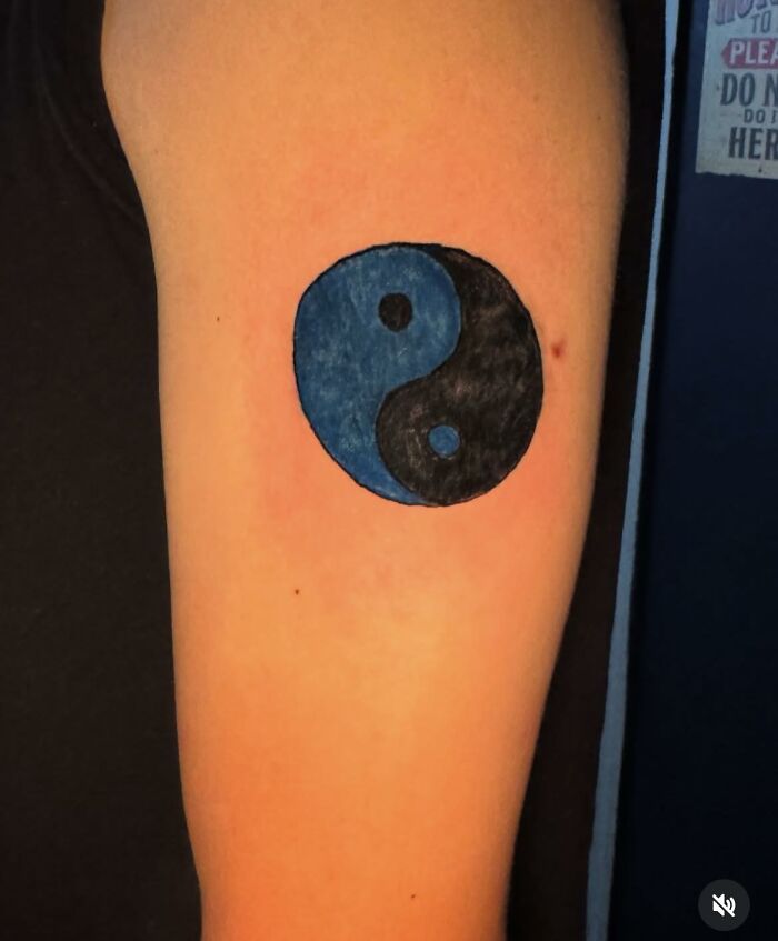 Tatuaje de ying yang en brazo, ejemplo de tatuajes horribles que muestran errores difíciles de borrar.