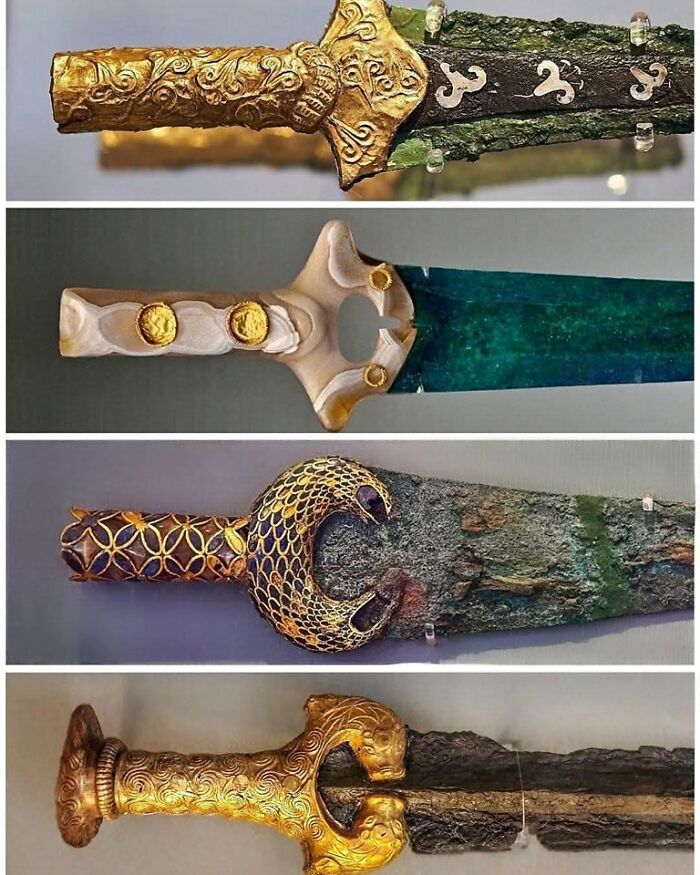Espadas antiguas con elaborados mangos decorativos, ejemplo destacado de increíbles descubrimientos arqueológicos históricos.