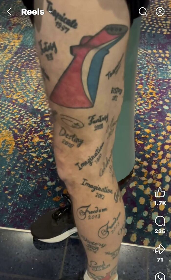 Tatuajes horribles en pierna con palabras y símbolo en fondo colorido que muestran errores difíciles de borrar.