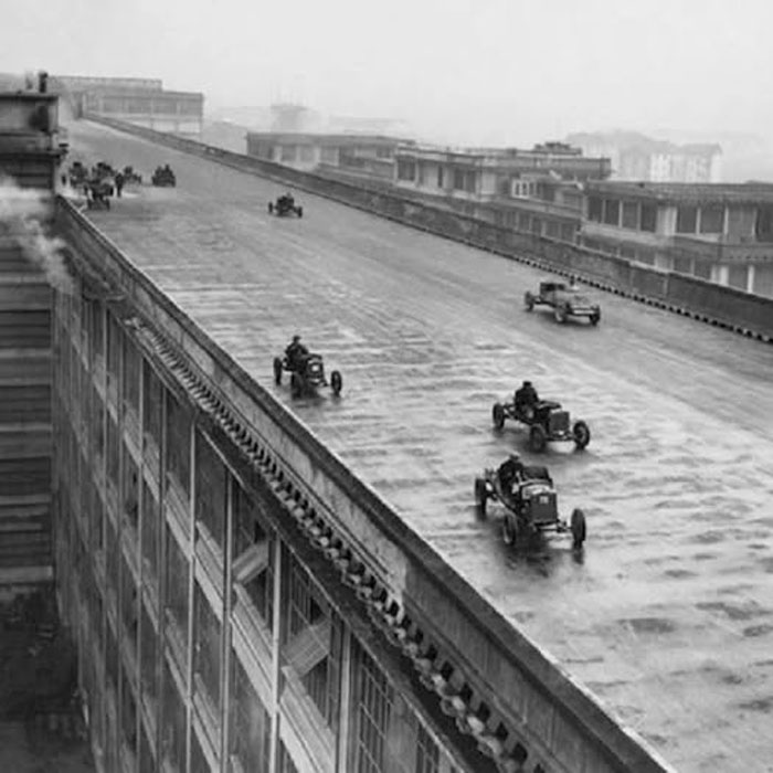 Carrera de autos antiguos en la azotea de un edificio, imagen curiosa y fotográfica histórica del pasado inédito.