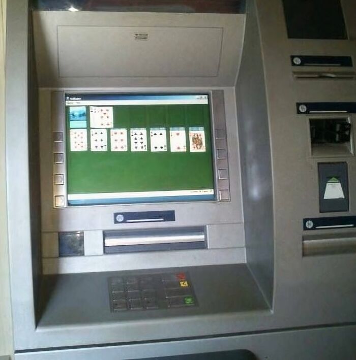 Cajero automático con pantalla mostrando juego de cartas, imagen maldita a todos los niveles impactante y curiosa.
