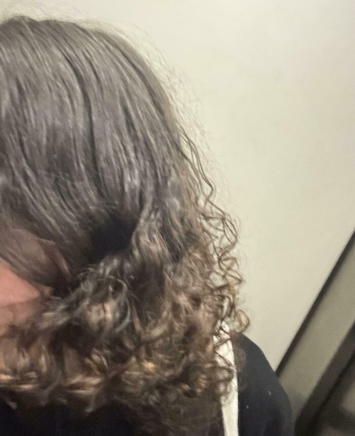 Cabello rizado y su textura en detalle, parte de imágenes interesantes y curiosas del cuerpo humano.