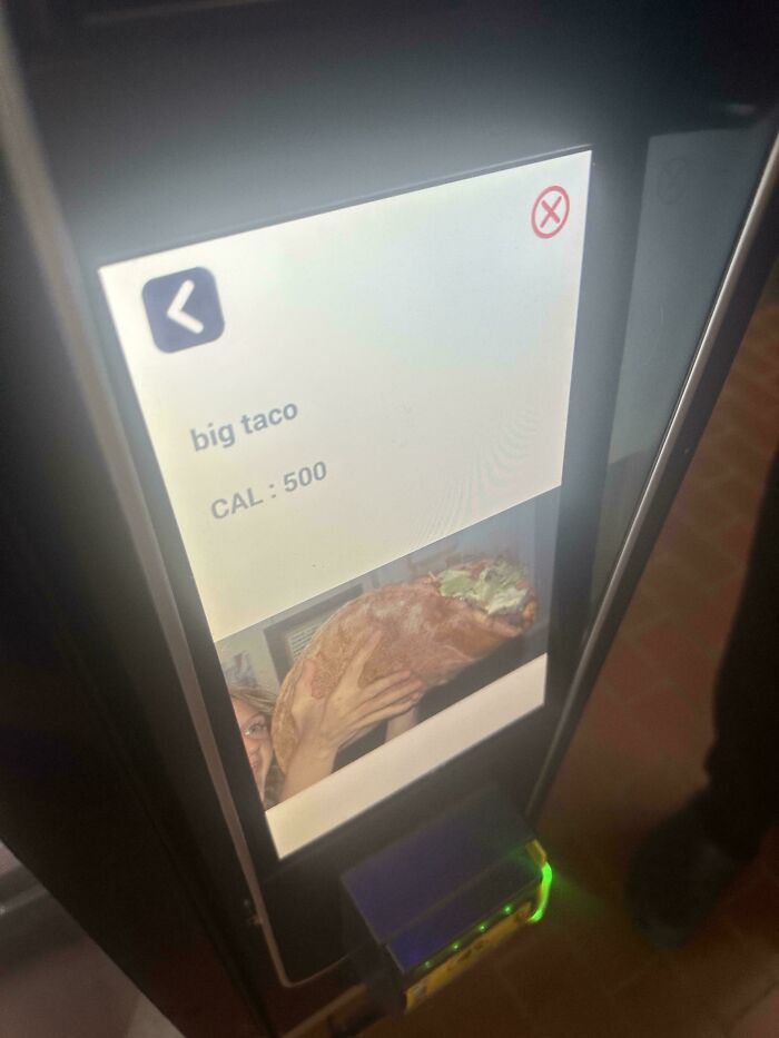 Pantalla de máquina expendedora mostrando un taco gigante, imagen confusa y divertida que necesita cierto contexto.