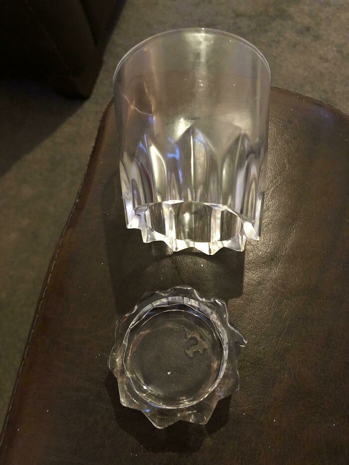 Vaso de cristal roto con la base separada, imagen confusa que necesita contexto para entender su forma y función.