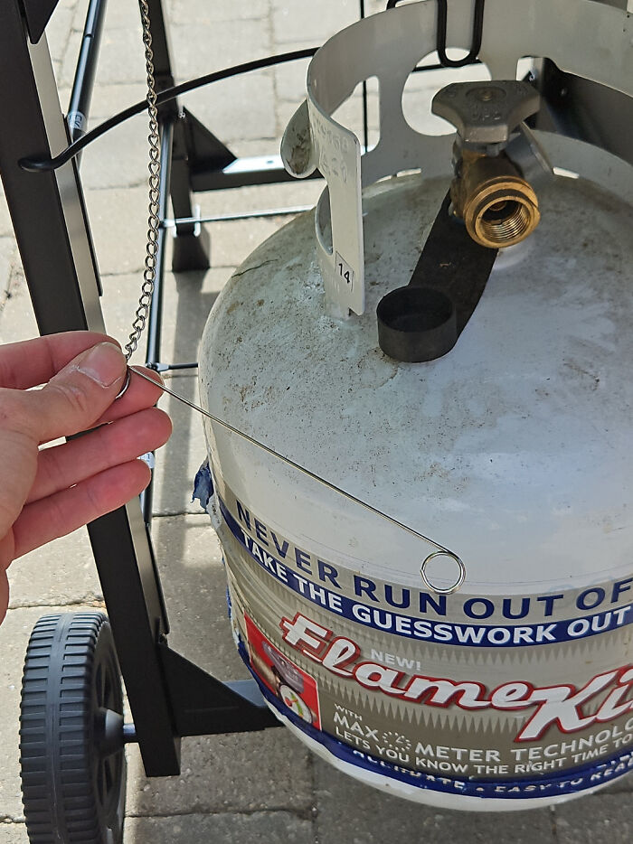 Tanque de gas con persona sosteniendo una varilla, ejemplo de personas que pidieron ayuda a Internet sin saber qué veían.